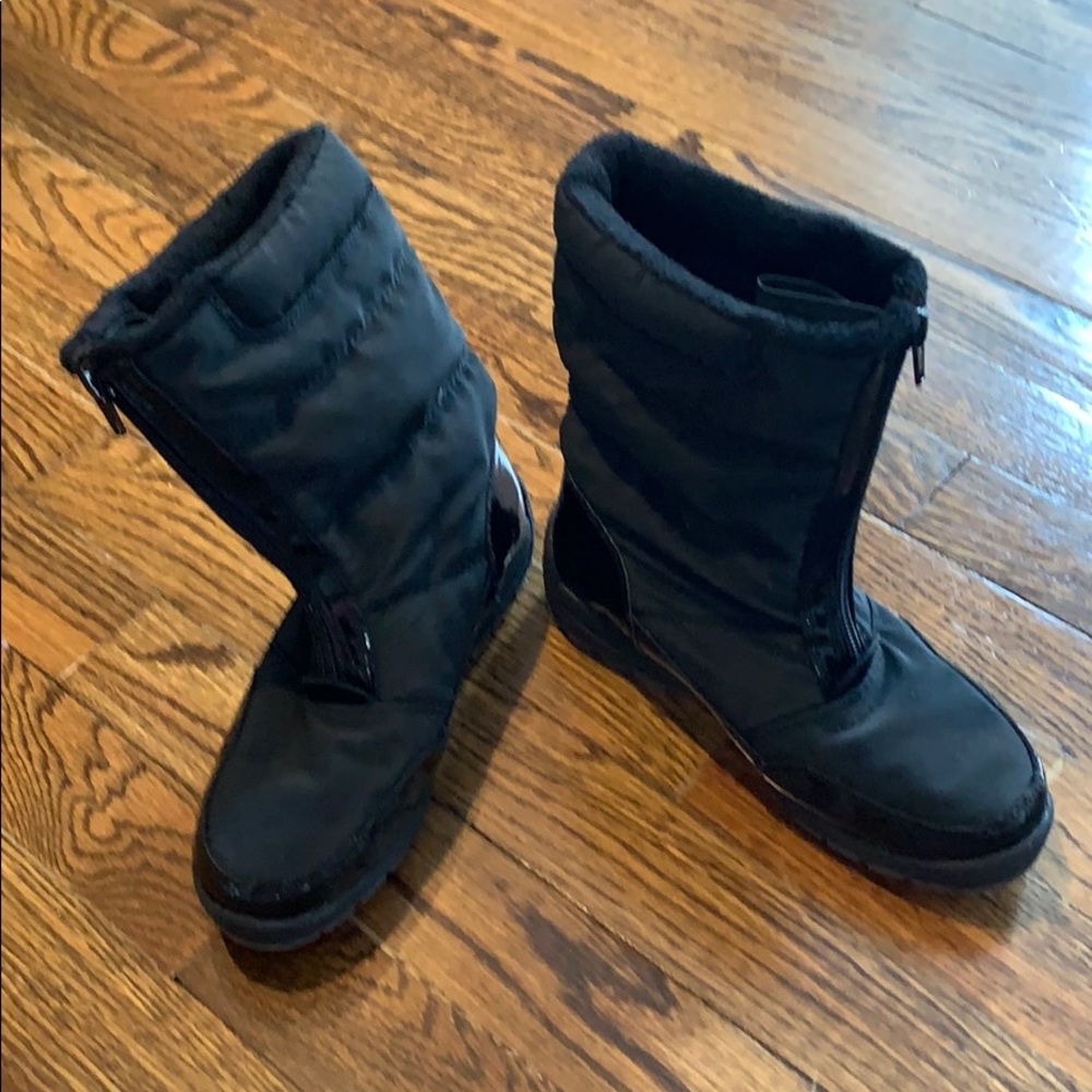 Girls fleece lined snow boots with patent trim